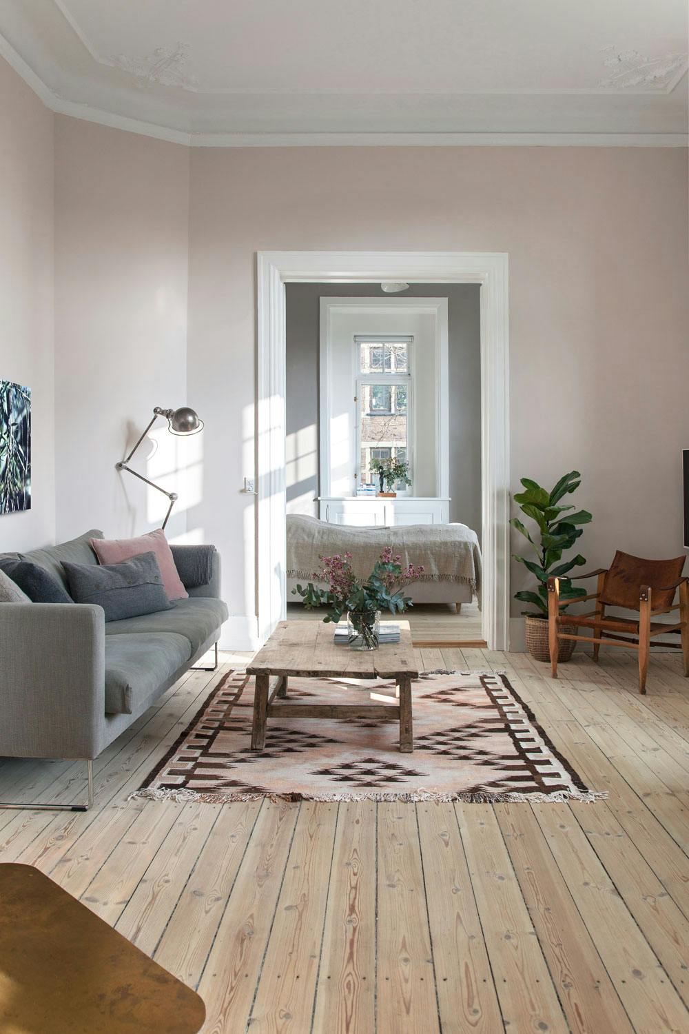 bom 180816 21 rosa stue med grå sofa